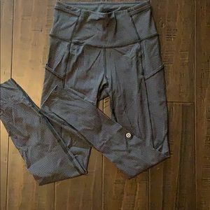Lululemon 7/8 legging- has pockets!!